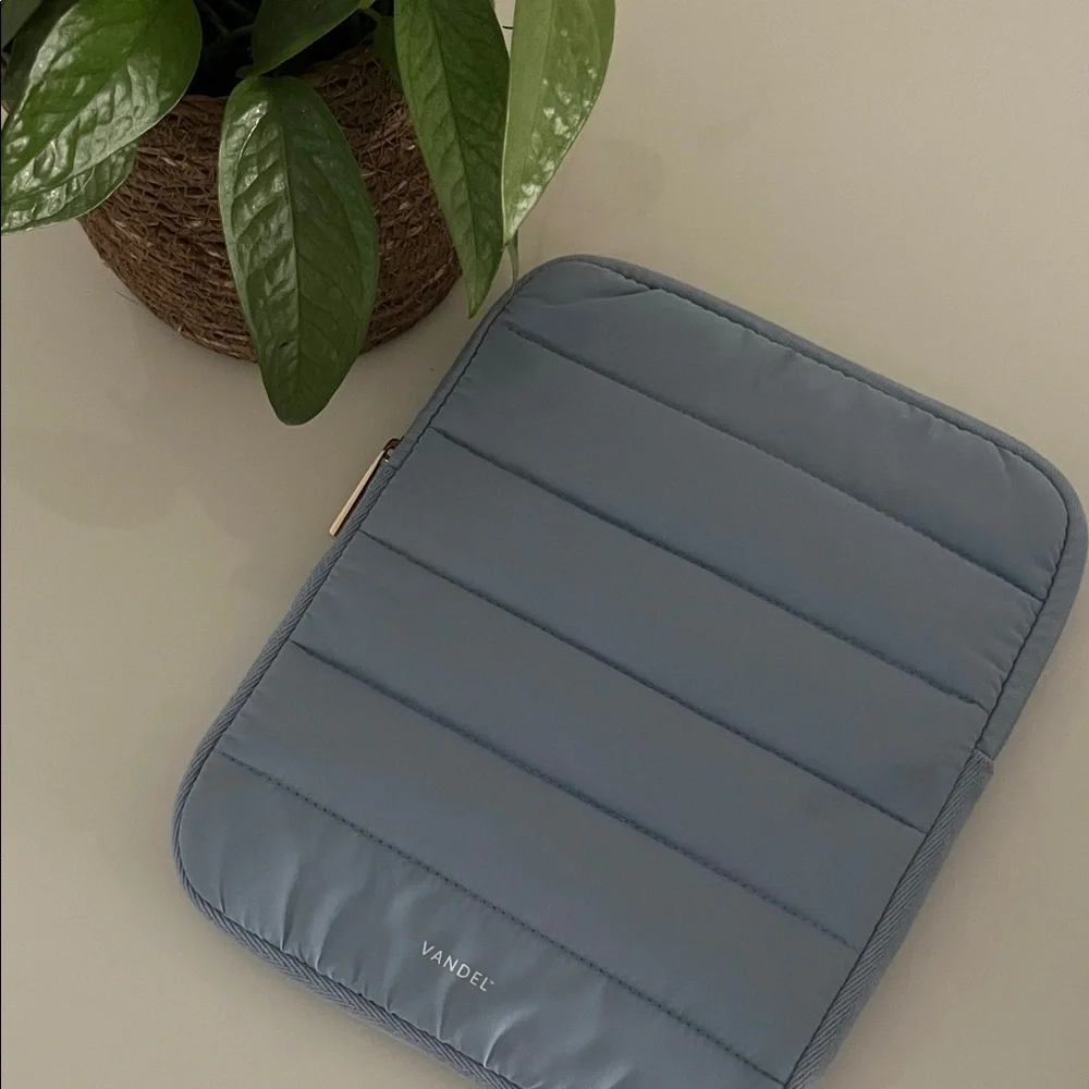 Vandel Original Puffy iPad Sleeve 9-11inch NWOT